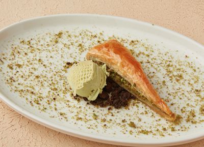 HAVUÇ DİLİM FISTIKLI BAKLAVA