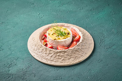 FIRINLANMIŞ SICAK BRIE PEYNİRİ / 610 Kcal