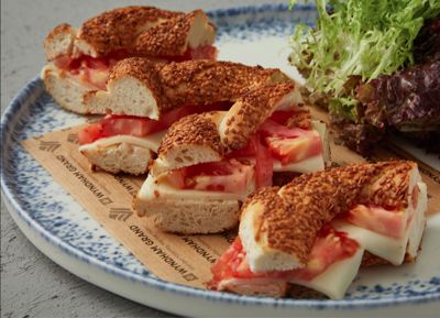 KAŞAR PEYNİRLİ, DOMATESLİ SİMİT